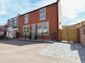 Exterior - NASEBY HOUSE, pet friendly, with a garden in Alfreton (Alfreton)
