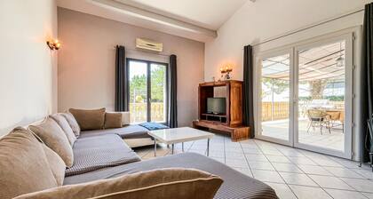 Amazing home in Vers-Pont-Du-Gard with WiFi