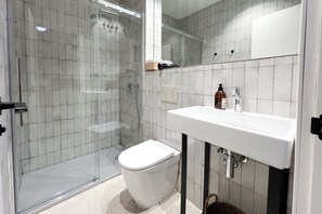 Hårtork, handdukar, tvål och toalettpapper