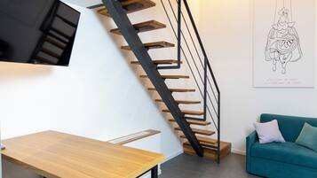 Alloggio Superior su due livelli, 1 letto matrimoniale con divano letto, balcone, vista città | Capsula