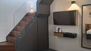 Deluxe-Maisonette, 1 Doppelbett, eigenes Bad, Stadtblick