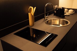 Frigobar, microondas, placa de cocina, tetera/pava eléctrica