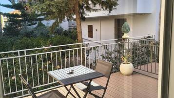 Deluxe-Studio, 1 Doppelbett, eigenes Bad, Gartenblick | Terrasse/Patio