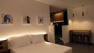 Standard Triple Room, 1 Katil Kelamin (Double) dengan Katil Sofa, Private Bathroom | Peralatan tempat tidur premium, ruang kerja komputer riba