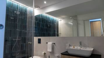 Standard Studio, 1 Katil Kelamin (Double), Private Bathroom | Bilik Mandi | Pancuran mandi, kelengkapan dandanan diri percuma, pengering rambut
