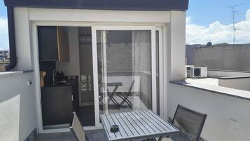 Dúplex Deluxe, 1 cama doble, baño privado, vistas a la ciudad | Terraza o patio