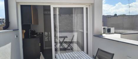 Dúplex Deluxe, 1 cama matrimonial, baño privado, vista a la ciudad | Terraza o patio