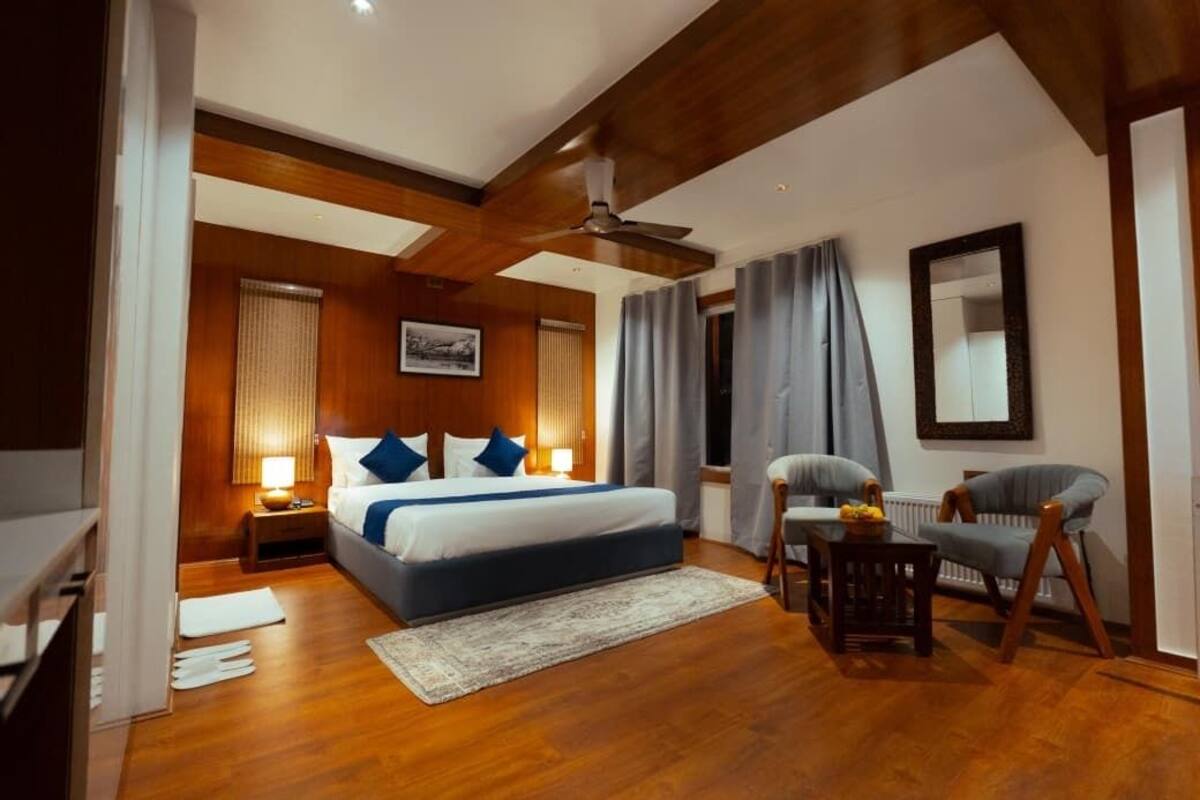 Phòng Deluxe | Bàn, phòng cách âm 