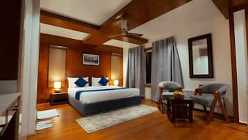 Deluxe Room | Desk, soundproofing