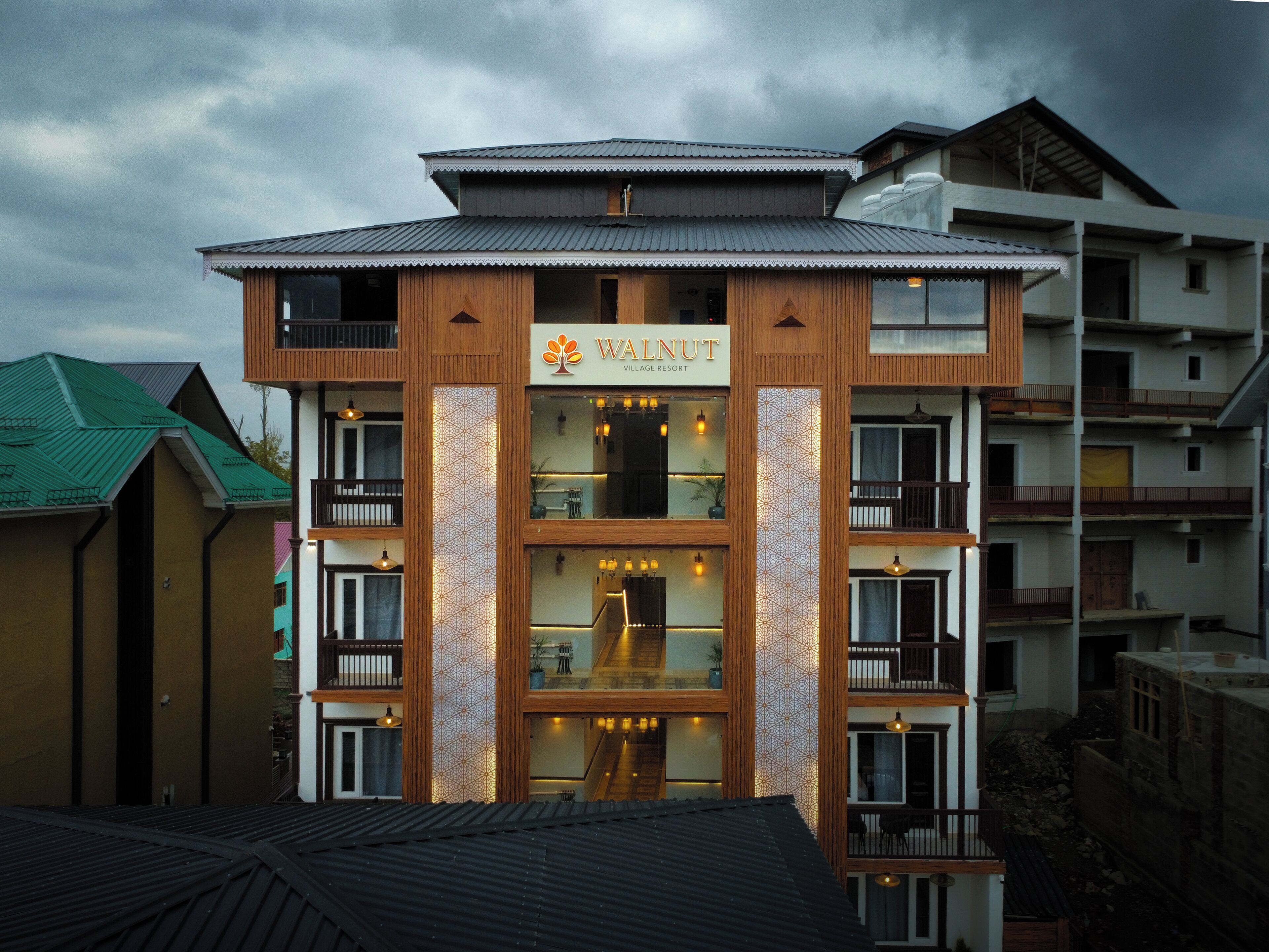 Un edificio de varios pisos con un letrero que dice 'Walnut Village Resort'.