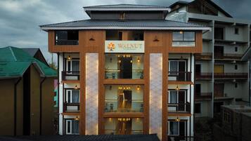 Un edificio de varios pisos con un letrero que dice 'Walnut Village Resort'.