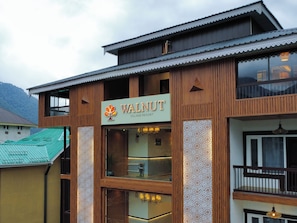 Um edifício com uma placa que diz 'WALNUT VILLAGE RESORT'.