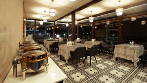 Un restaurante con varias mesas, sillas y un suelo con diseño.