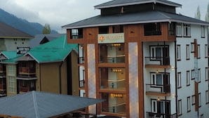 Un edificio de varios pisos con un letrero que dice 'Walnut Village Resort' y 'Brookside'.