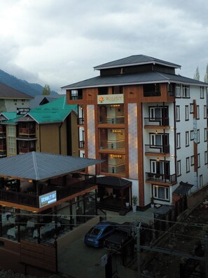 Un edificio de varios pisos con un letrero que dice 'Walnut Village Resort' y 'Brookside'.