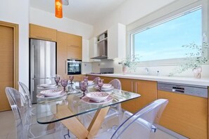Vila superluxo, sacada, vista para o jardim | Cozinha privada | Geladeira, micro-ondas, fogão, cooktop