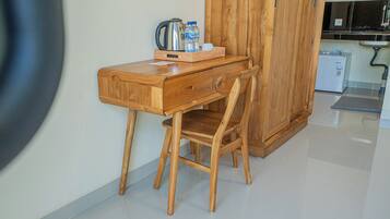 Deluxe-Zimmer, Terrasse | Minibar, Schreibtisch