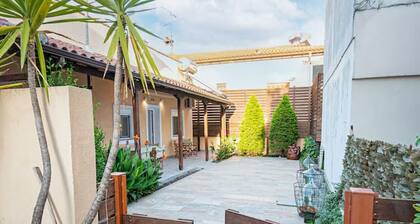 Alley House by RentalsPro