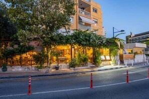 Ein Hotel mit Restaurant im Erdgeschoss, AuĂenbereich und einer gut beleuchteten Eingangszone.