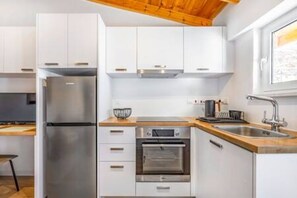 Fridge, microwave, oven, stovetop - Olga Apt 3- lovely studio on ground floor (Limassol)
