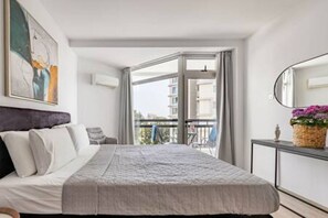 Room - Marathon Beach Apartment - Sea View, Shared Pool (Mouttagiaka)