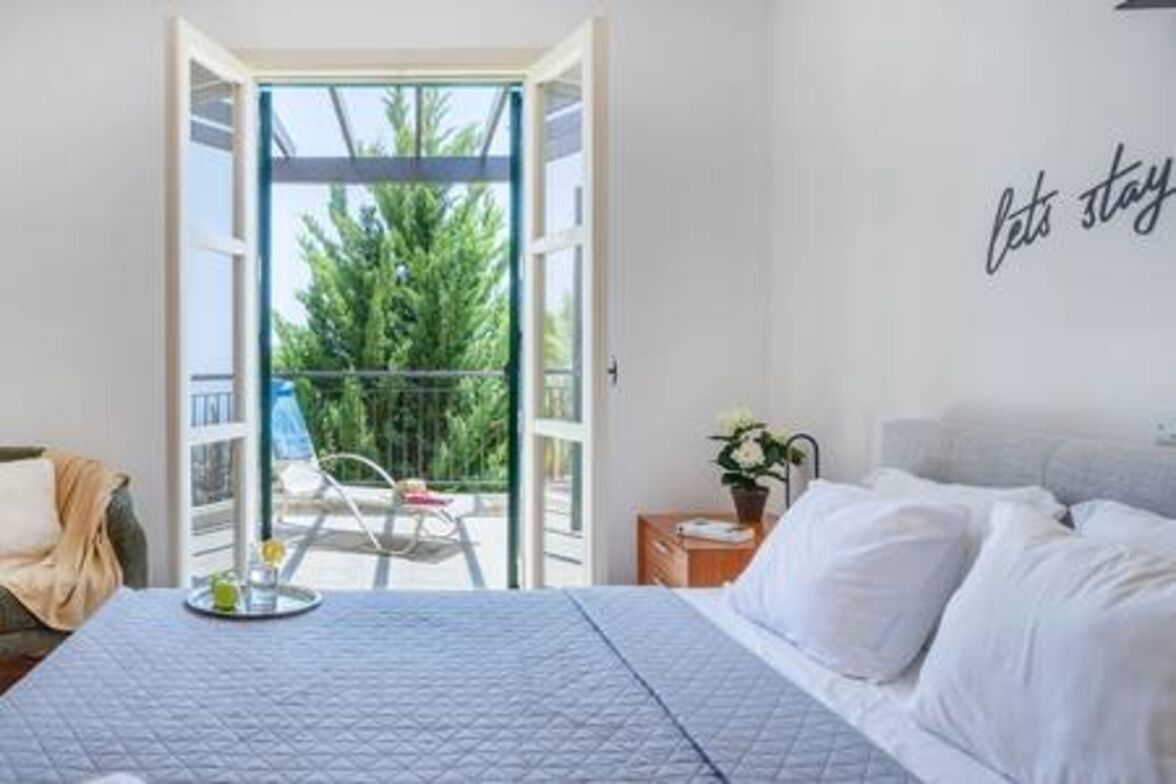 Tabla de planchar con plancha, wifi gratis, ropa de cama