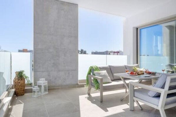 Outdoor dining - 101 Mulberry Court - Spacious with Large Terrace (Agios Athanasios)