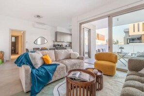 TV - 202 Mulberry Court- Elegant with Large Terrace (Agios Athanasios)