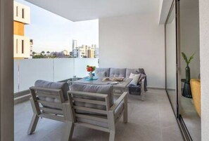 Outdoor dining - 202 Mulberry Court- Elegant with Large Terrace (Agios Athanasios)
