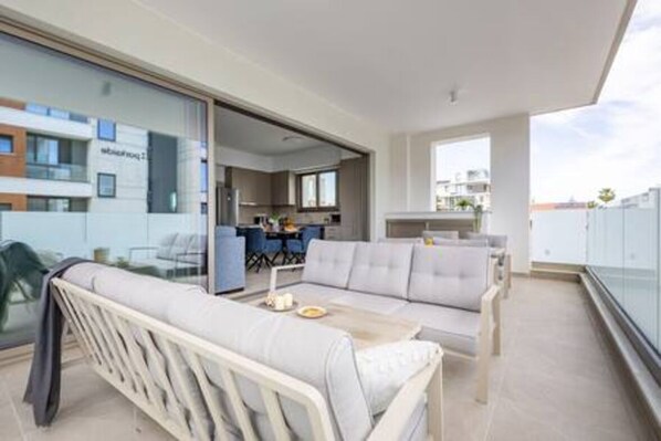 Outdoor dining - 203 Mulberry Court- Stylish with Large Terrace (Agios Athanasios)
