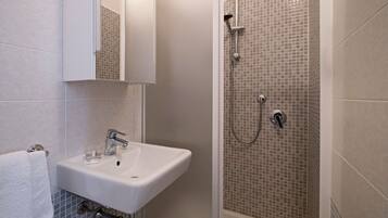 Dusche, Haartrockner, Bidet, Handtücher
