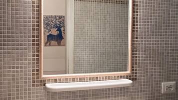 Dusche, Haartrockner, Bidet, Handtücher