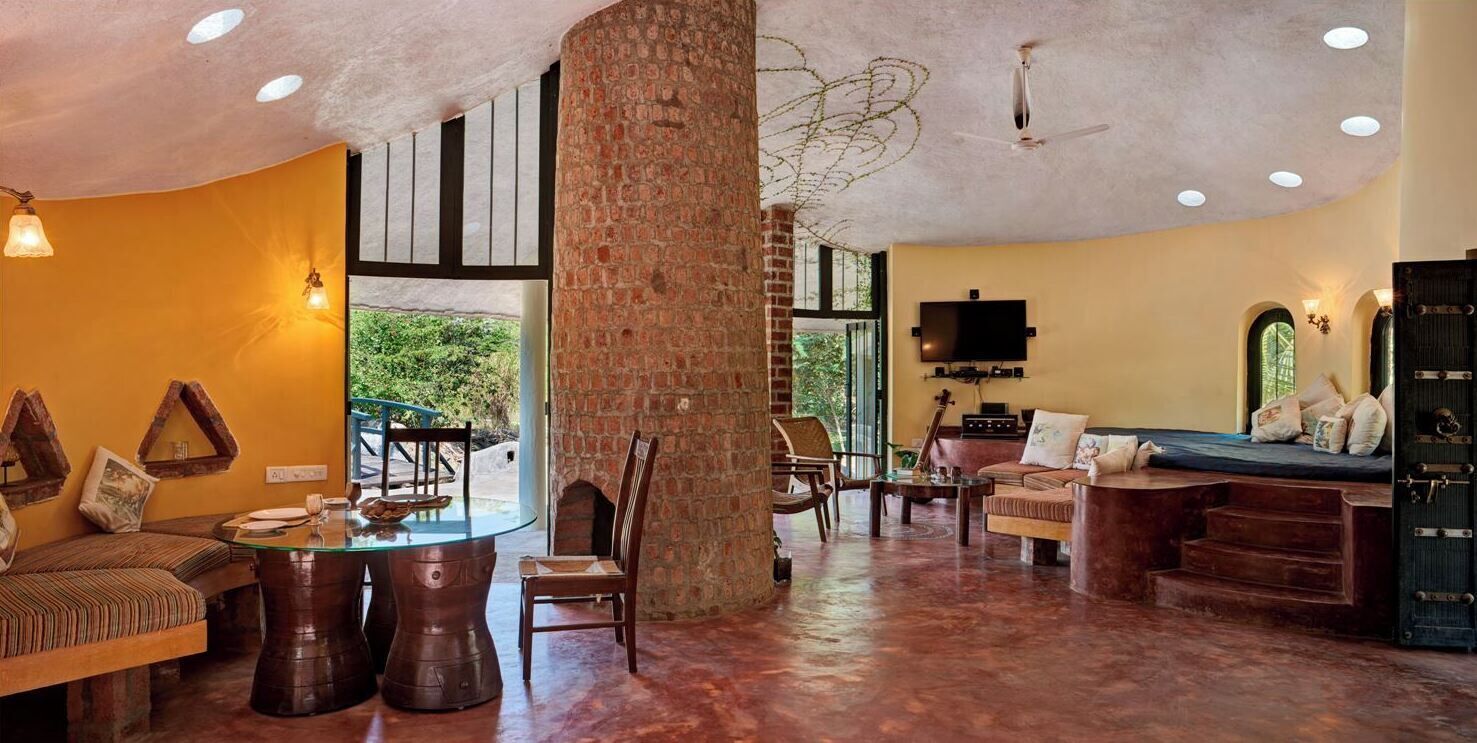 Bungalow, Courtyard View