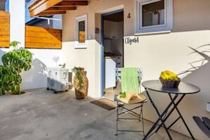 Outdoor dining - Olga Apt 4 - lovely studio on ground floor (Limassol)