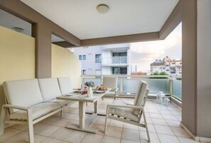 Outdoor dining - Lena Court - Spacious 3bdr, City Views (Limassol)