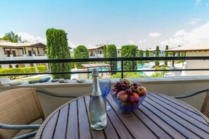 Outdoor dining - DB11 Adjacent to Aphrodite Hills – Communal Pool (Kouklia)