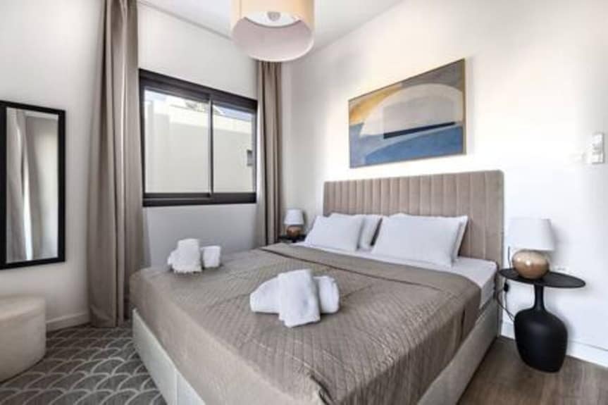 101 Sfiggos - City View Balcony & Rooftop Pool - Limassol