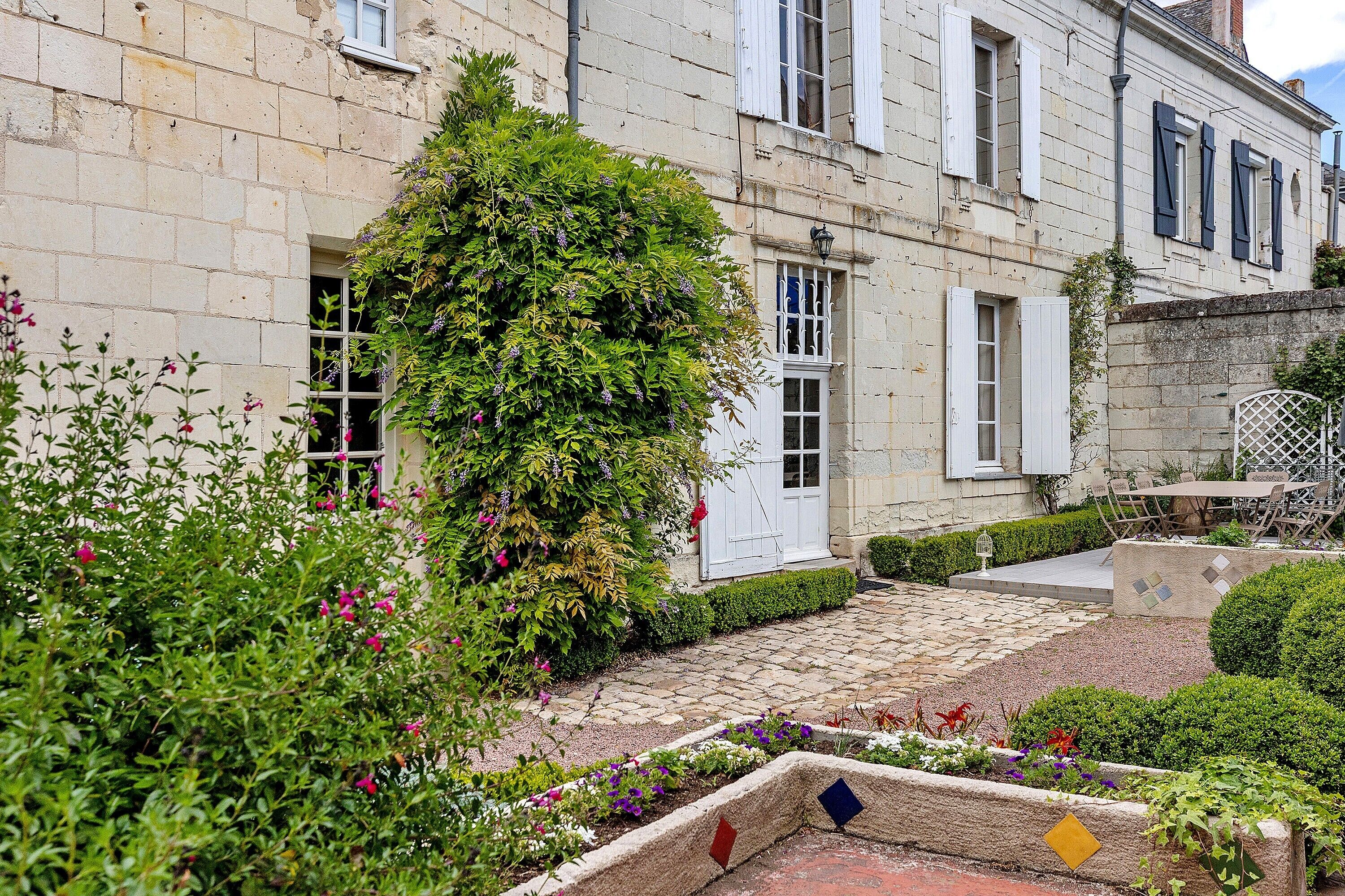 Outdoor dining. Bed and Breakfast 'Chambre D'hôtes Diwara' with Shared Pool, Shared Terrace and Wi-Fi