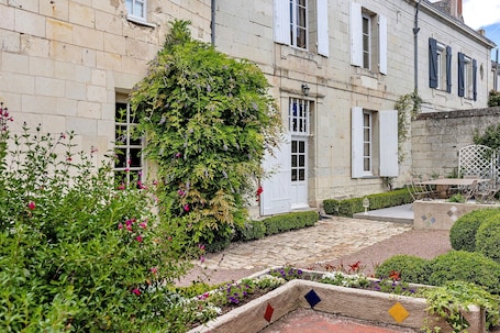 Outdoor dining. Bed and Breakfast 'Chambre D'hôtes Diwara' with Shared Pool, Shared Terrace and Wi-Fi