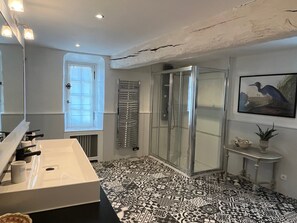 Shower, hair dryer, towels
