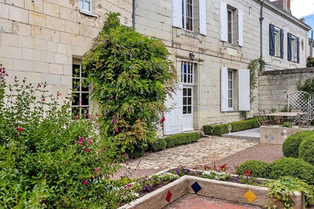 Outdoor dining. Bed and Breakfast 'Chambre D'hôtes Empereur' with Shared Pool, Shared Terrace and Wi-Fi