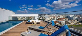 203 Sfiggos - City Views & Rooftop Pool Access