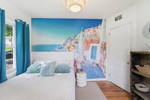Room - Santorini staycation in the heart of Des Moines! w/Hot tub & bonus tiny house (Des Moines)