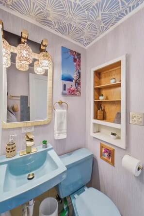 Bathroom - Santorini staycation in the heart of Des Moines! w/Hot tub & bonus tiny house (Des Moines)