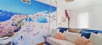 Santorini staycation in the heart of Des Moines! w/Hot tub & bonus tiny house