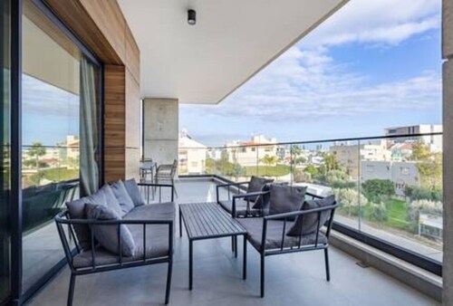 102 Piliou - City Views and Shared Rooftop Pool