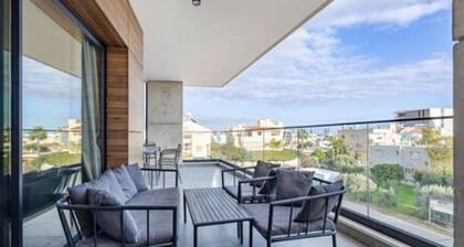 102 Piliou - City Views and Shared Rooftop Pool