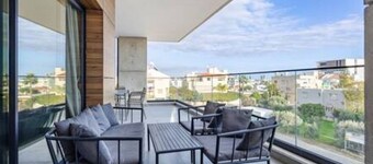 102 Piliou - City Views and Shared Rooftop Pool