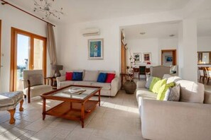 Living area - Villa 151 Luxury Villa- Private Pool &Tennis Court (Kouklia)