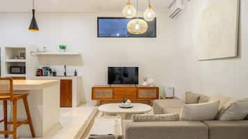 Familienvilla, 3 Schlafzimmer, eigener Pool | Wohnbereich | 47-Zoll-Smart-TV mit Digitalempfang